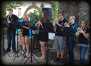 Young Harmonies spielen am Kindergartenfest